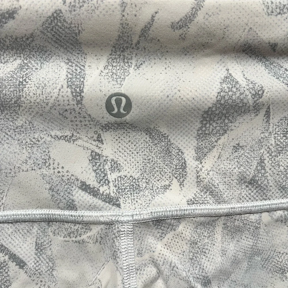 Lululemon Athletica Train Times Cropped Fit Size 10 Like New Jasmine White Multi